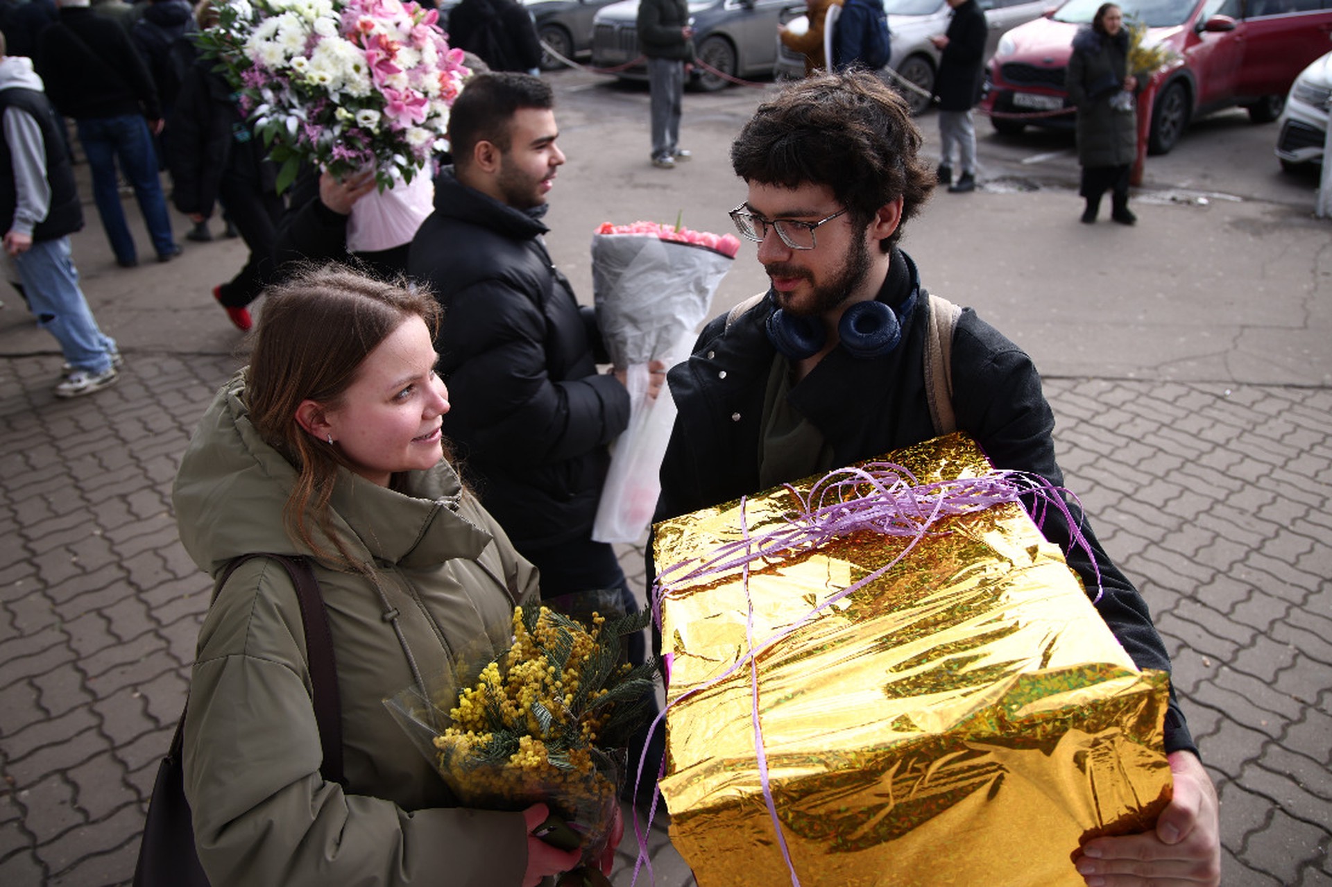 Мужчины рассказали, сколько потратят на подарок к 8 Марта