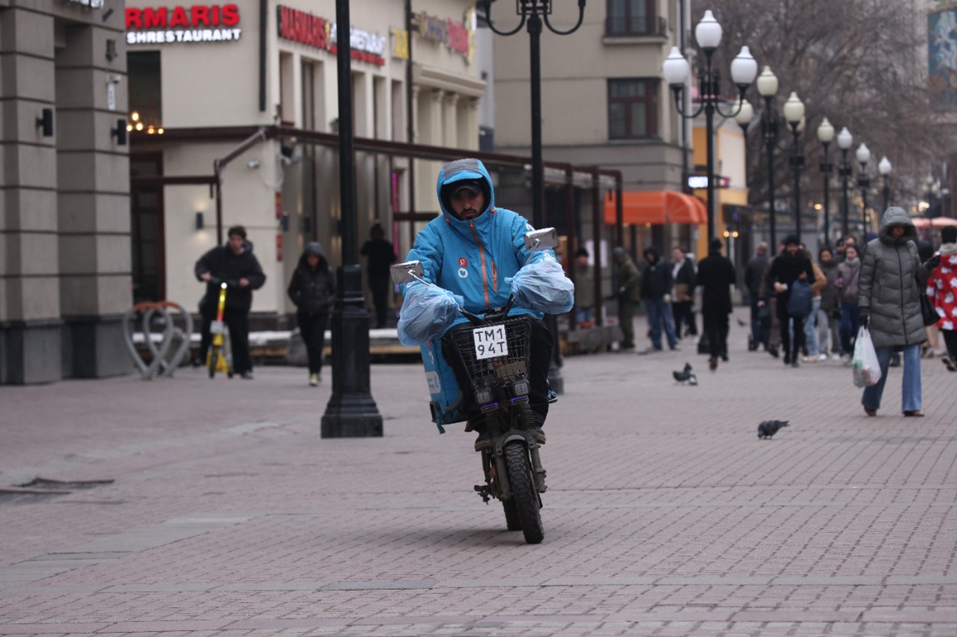 Запретить курьерам ездить по тротуарам на электровелосипедах предложили в Госдуме