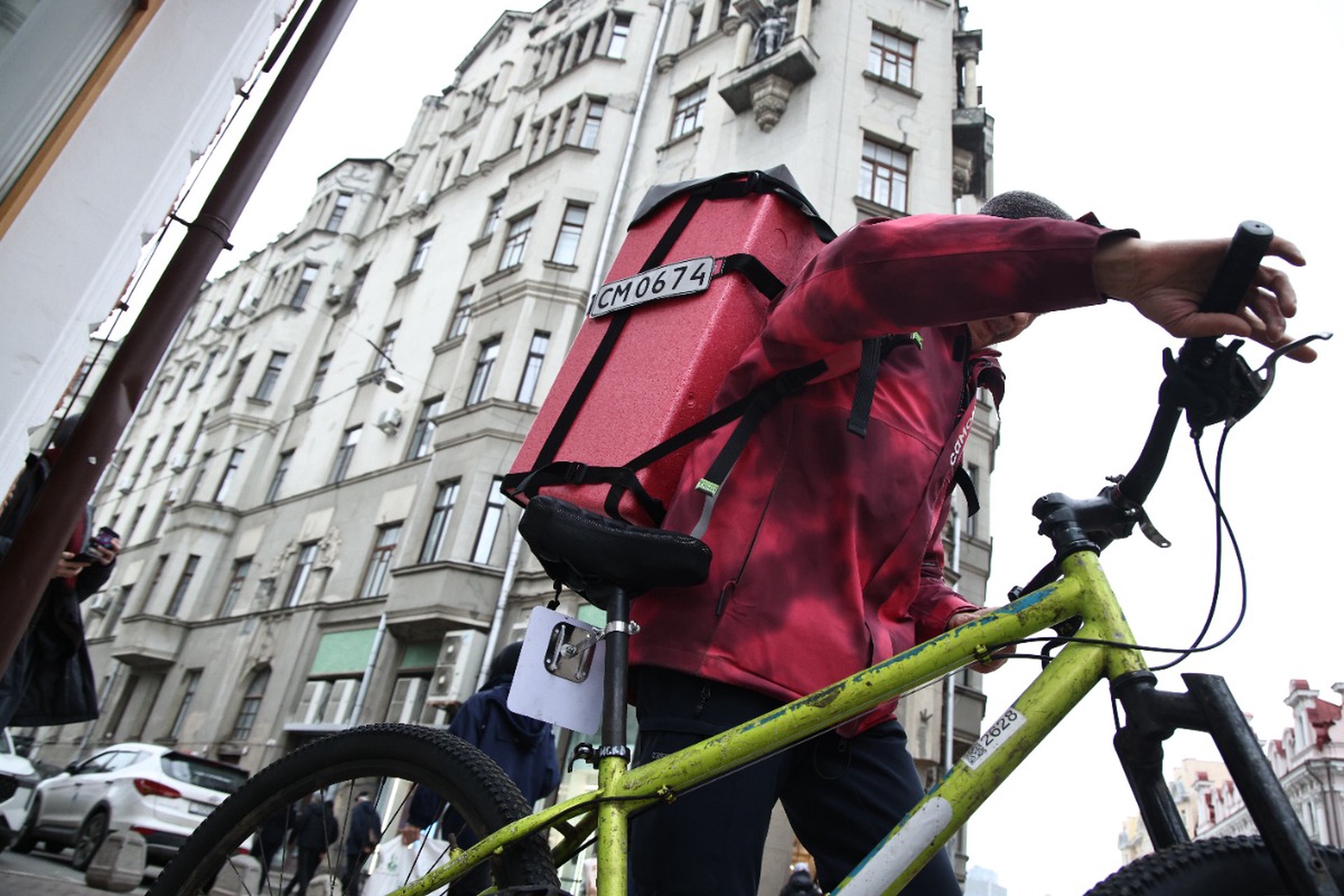 В Госдуме призвали распространить на всю Россию запрет мигрантам работать курьерами