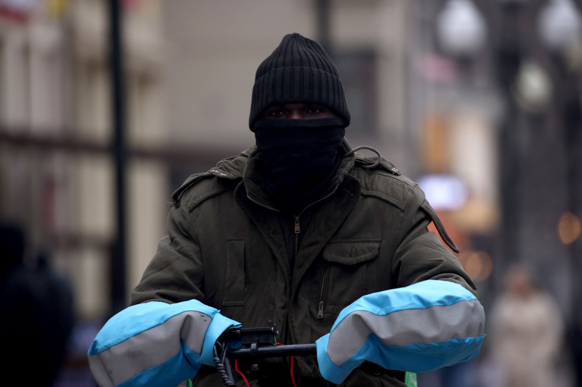 Запрет на работу мигрантов в такси и курьерами продлили в российском регионе