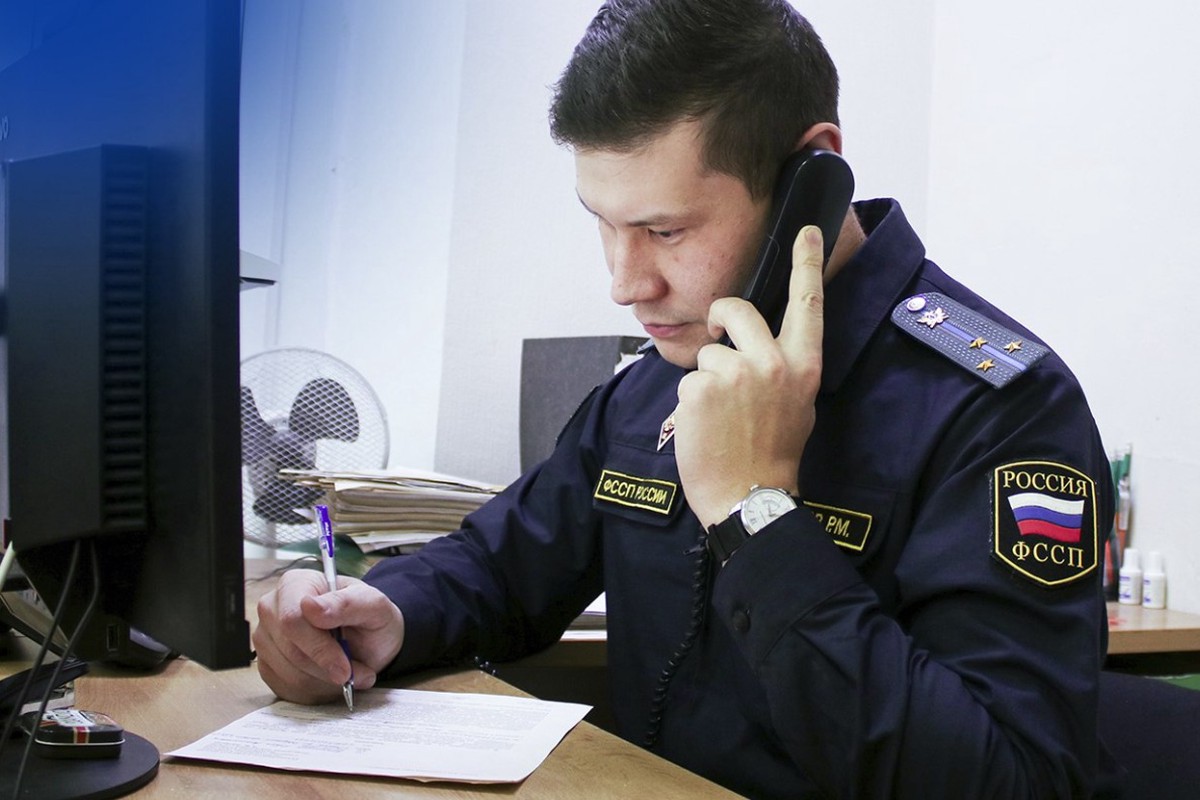 Задолжавший алименты житель Казани пытался спрятаться от приставов под кроватью