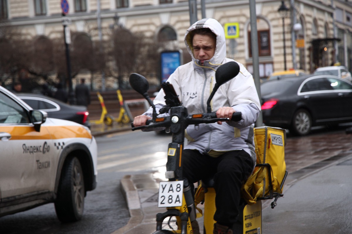 В Госдуме предложили признать работу курьера опасной для подростков