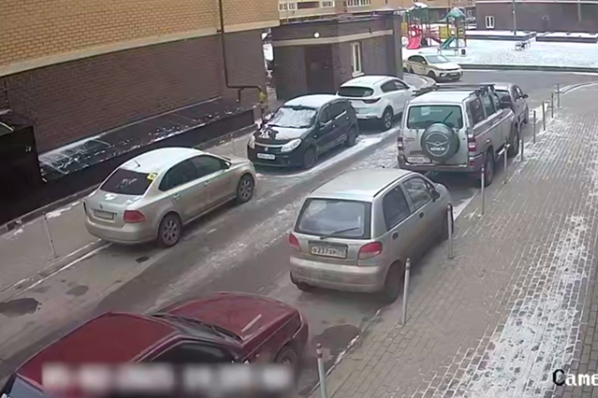 В Мытищах мужчина угнал машину у курьера, спрятав её в соседнем дворе 