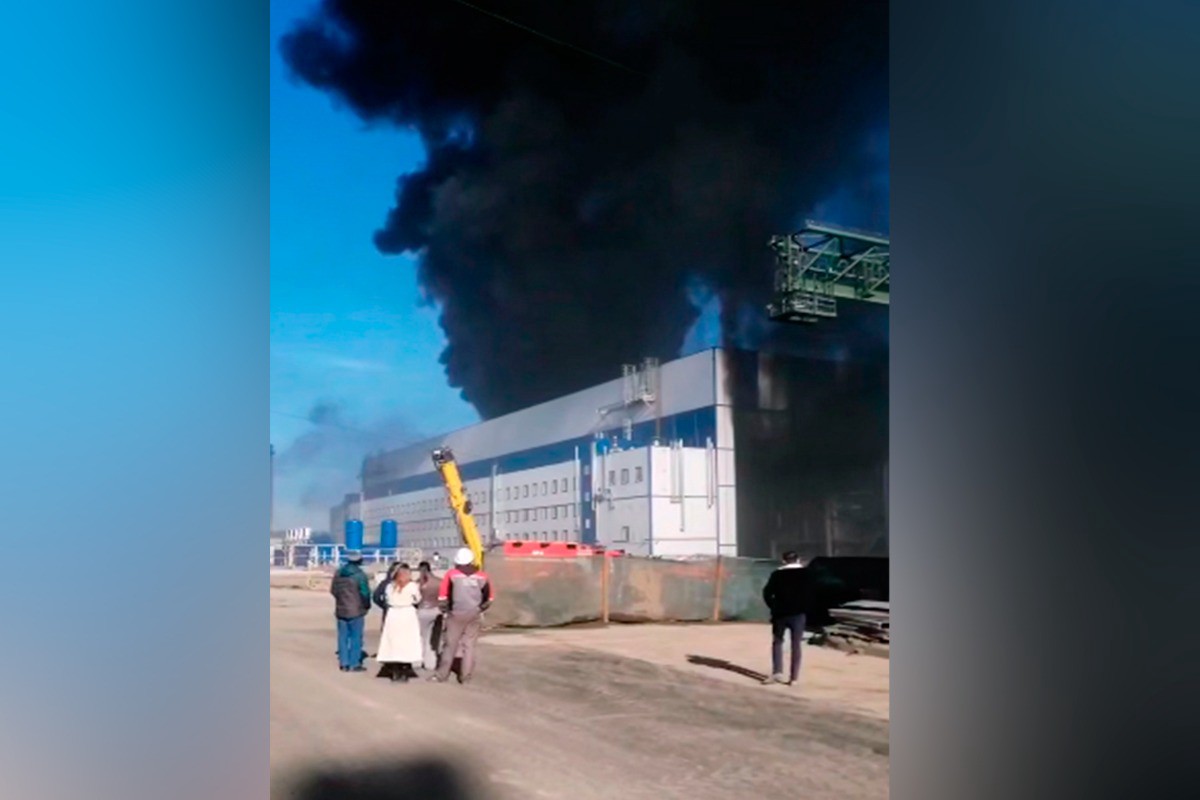 В Петрозаводске вспыхнуло здание судостроительного завода