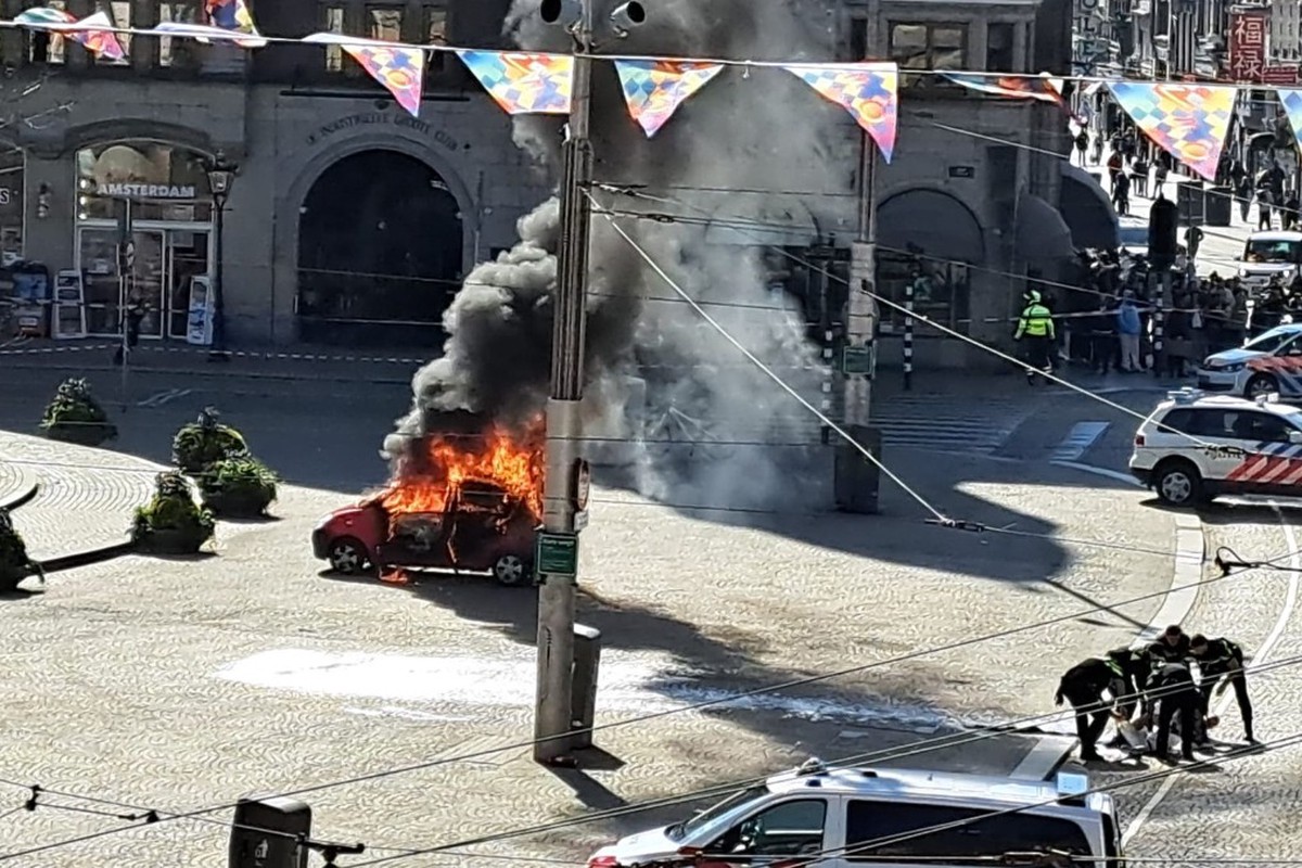 В центре Амстердама мужчина загорелся после взрыва машины