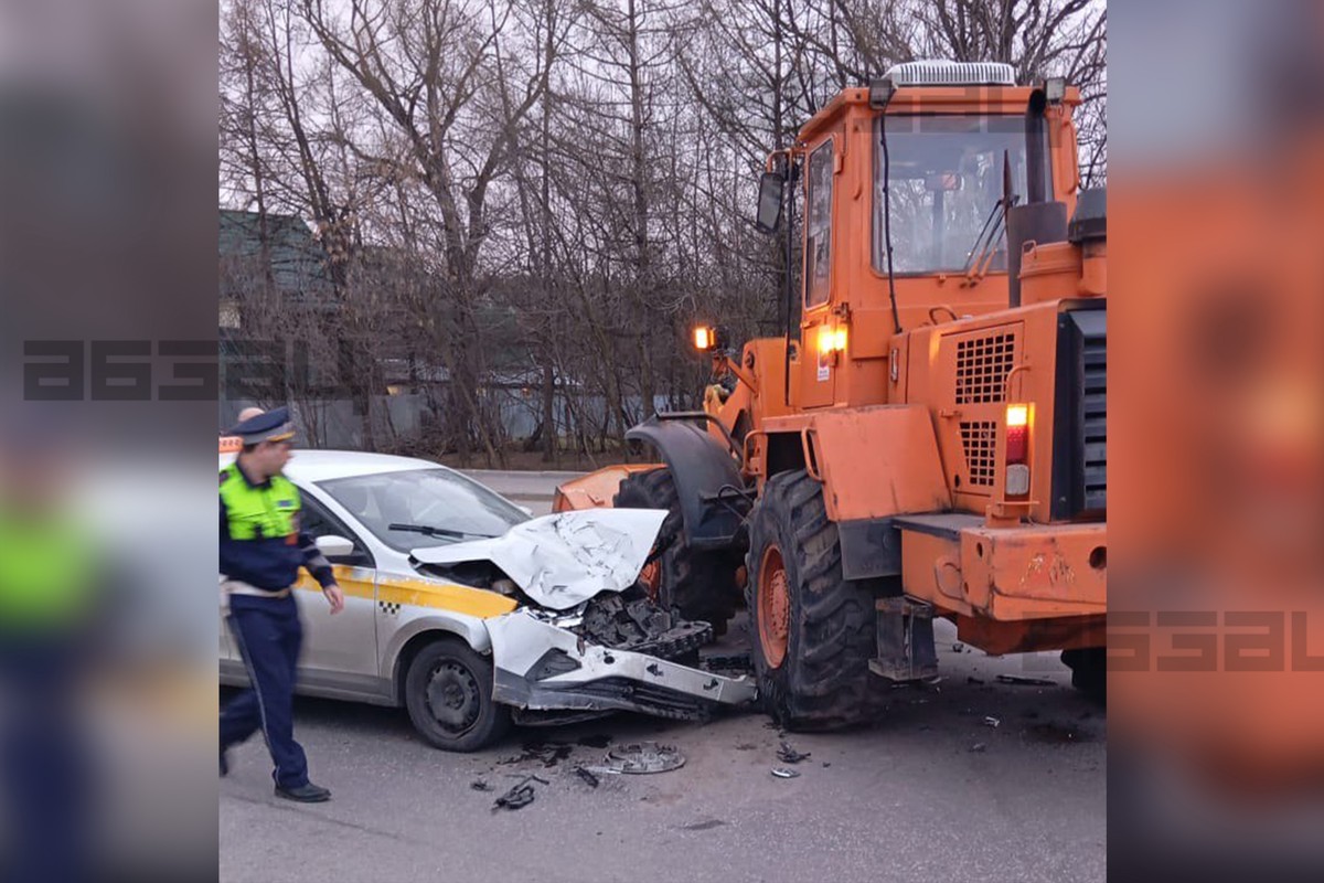 Трактор наехал на такси на юго-западе Москвы