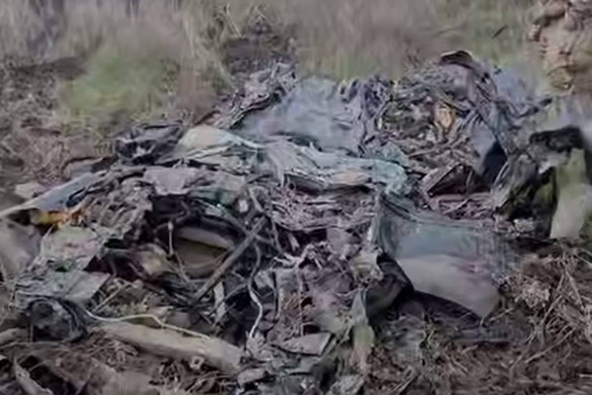 Боевики ВСУ танками раздавили полученные из Европы гуманитарные автомобили