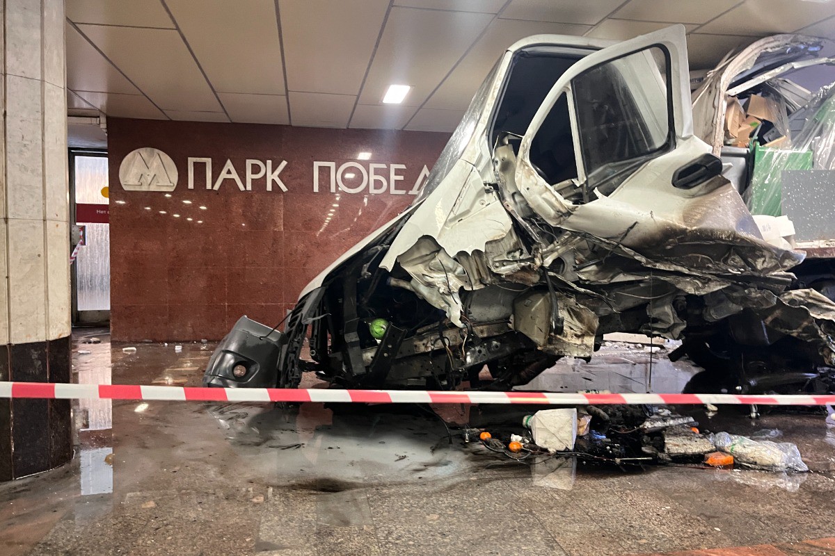 В Москве грузовой автомобиль влетел в подземный переход метро «Парк Победы»