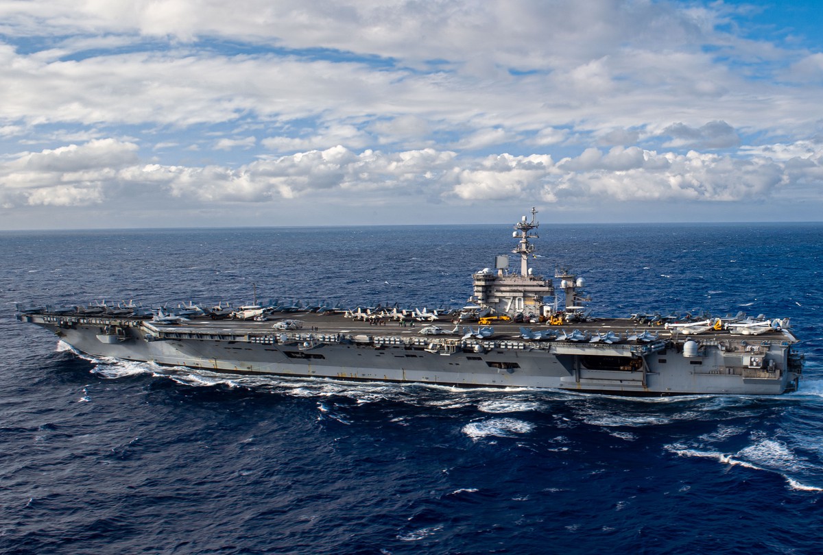 Хуситы атаковали авианосец США Carl Vinson в Аравийском море