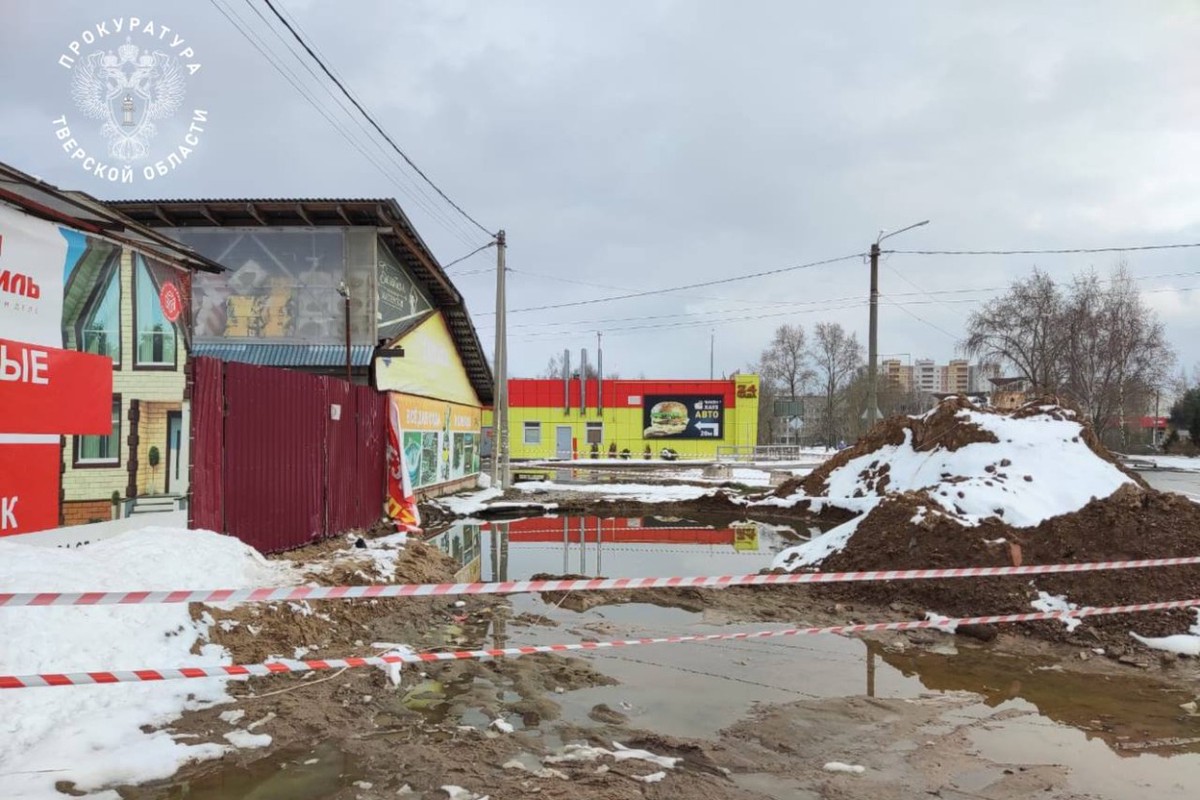 SHOT: Мужчина утонул в вырытой в центре Конакова яме