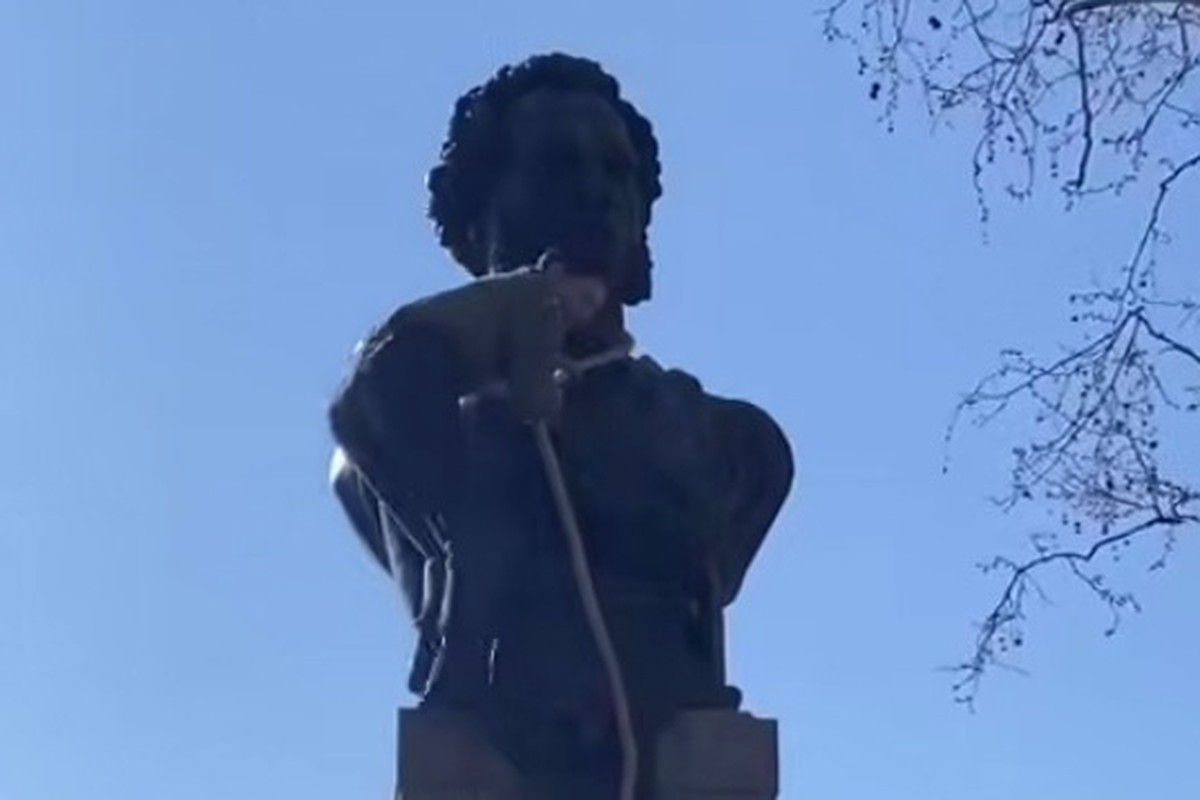Вандалы осквернили памятник Пушкину в Одессе
