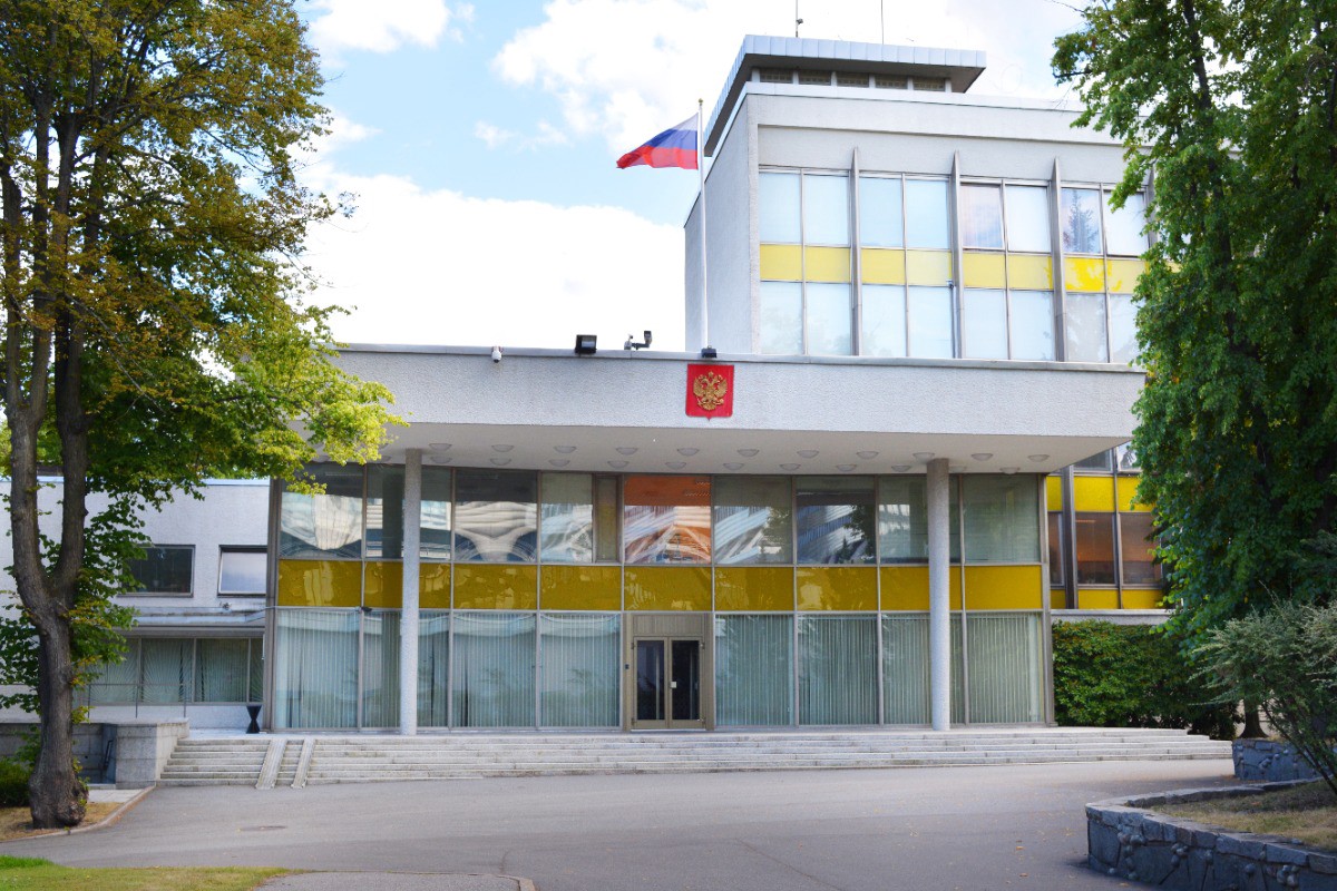 Посольство РФ в Швеции закидали краской