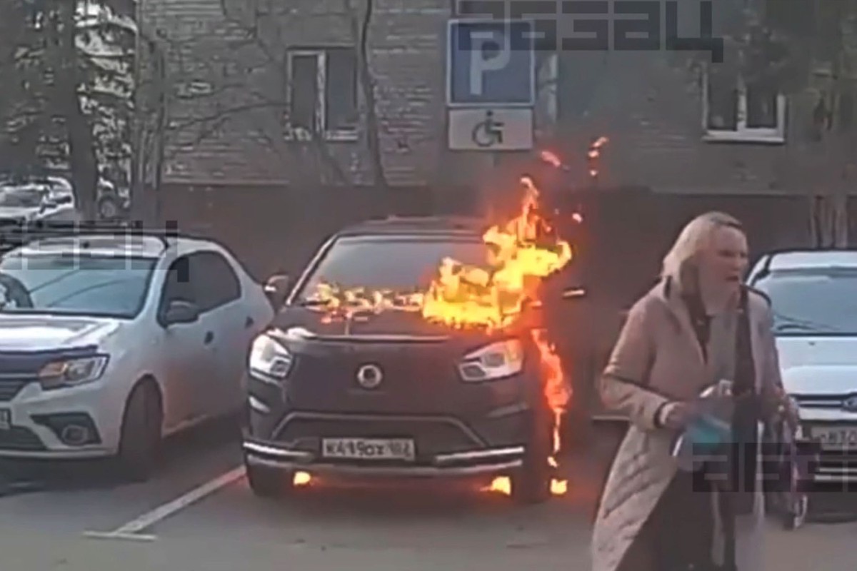 Неадекватная женщина подожгла машину и устроила драку в Уфе
