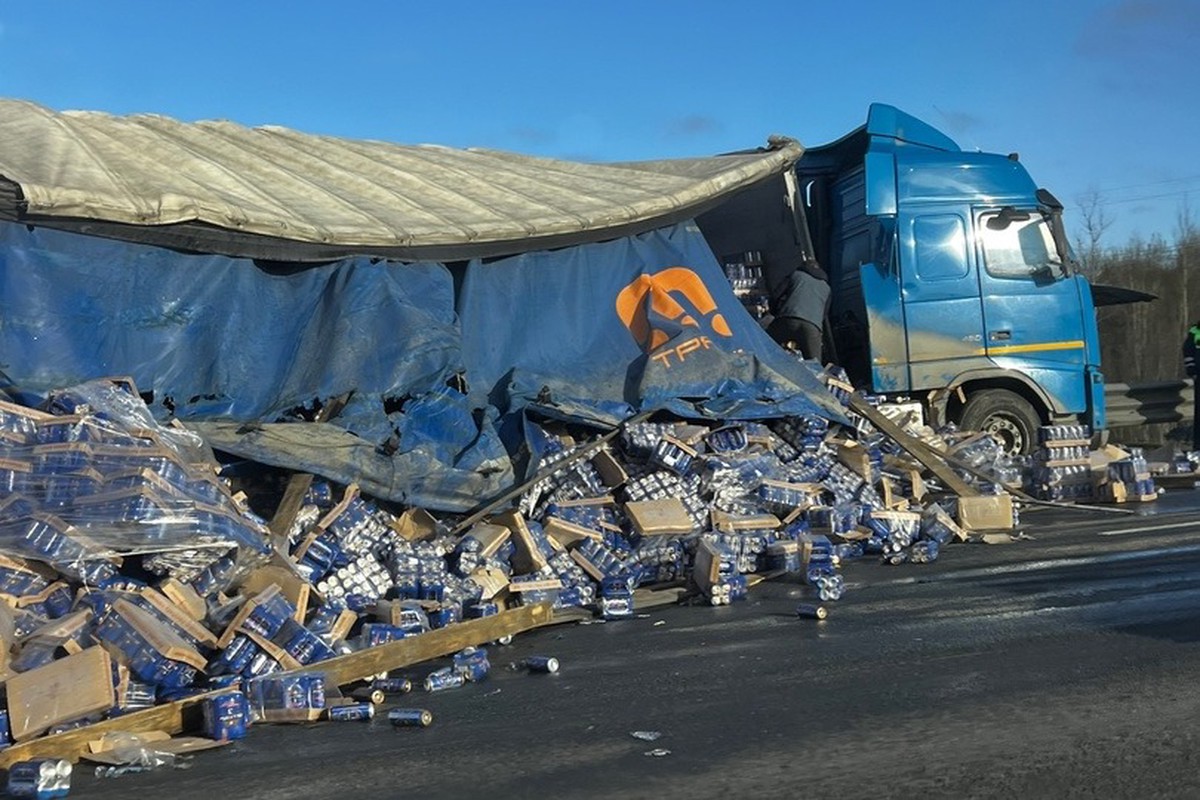 В Петербурге шоссе залило пивом после ДТП с фурой