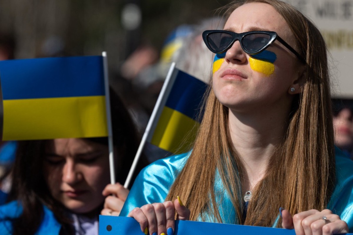 Украинцы хотят думать и говорить по-русски, заявил депутат Рады