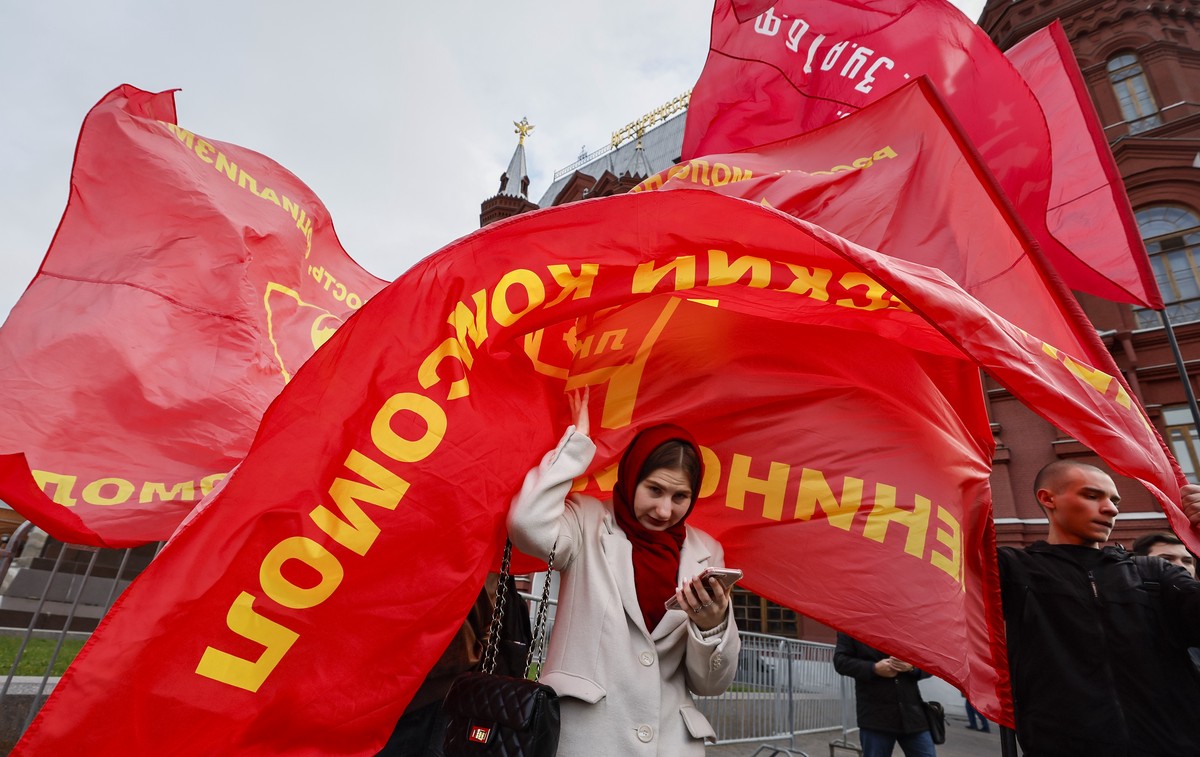 Коммунисты призвали возродить комсомол в России для помощи нуждающимся