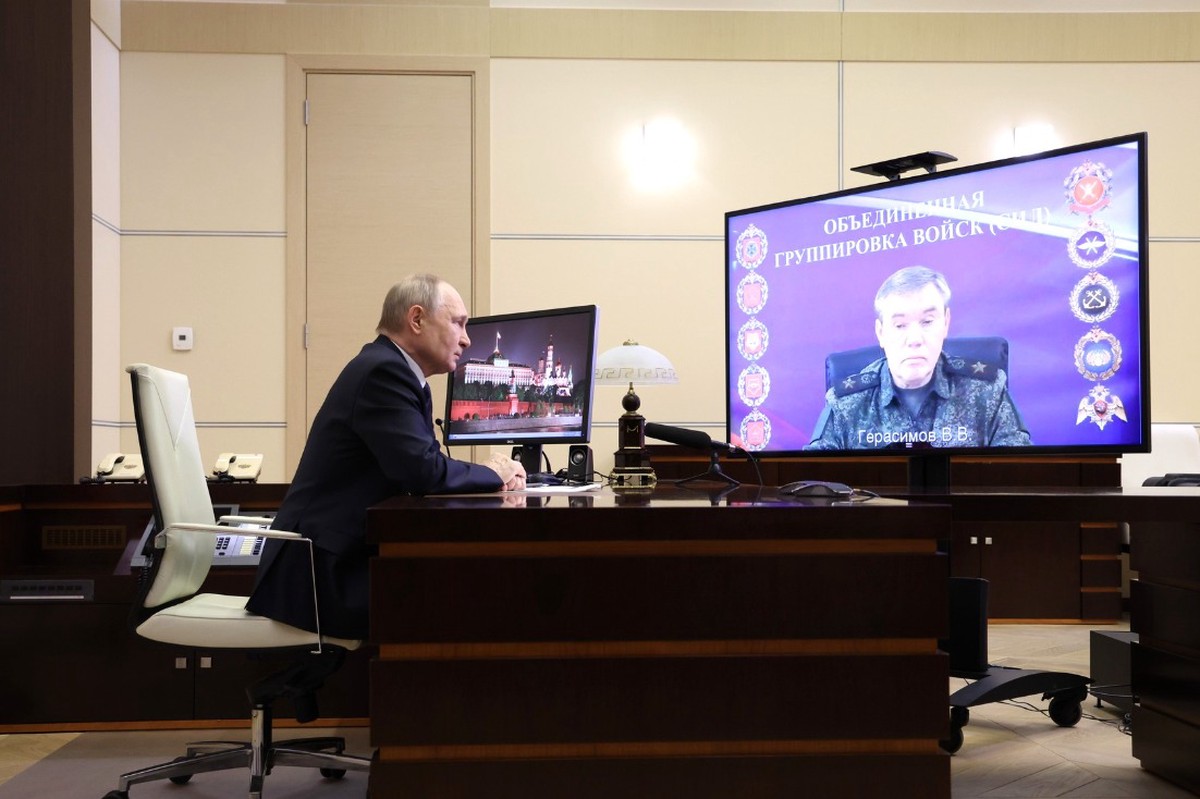 Путин поговорил с Герасимовым вне камер после доклада о Курской области