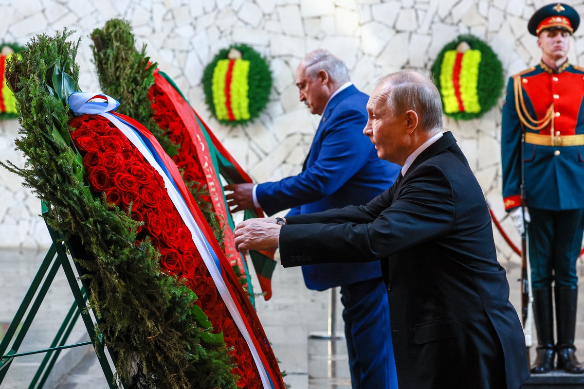 Путин и Лукашенко возложили цветы на Мамаевом кургане в Волгограде