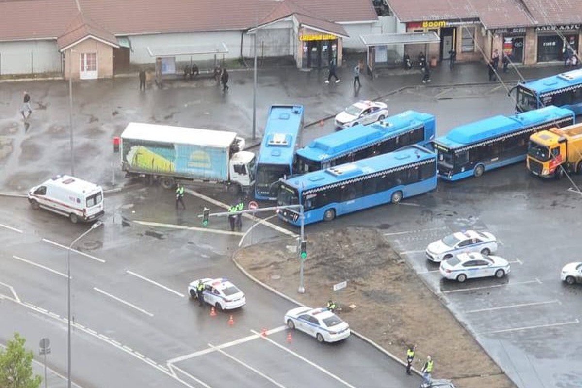 Два автобуса и грузовик столкнулись в Москве, погиб человек 
