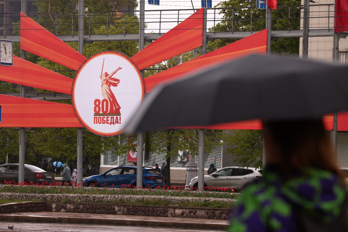 Больше трети опрошенных россиян проведут майские праздники дома