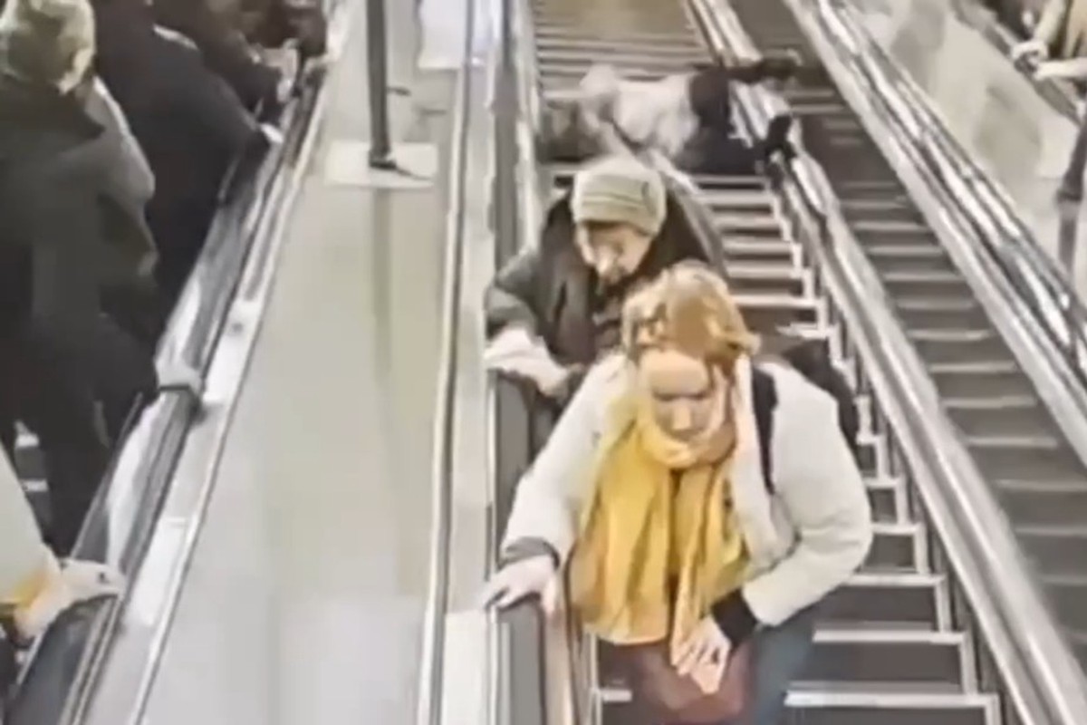 Две женщины упали с эскалатора в метро Петербурга: видео