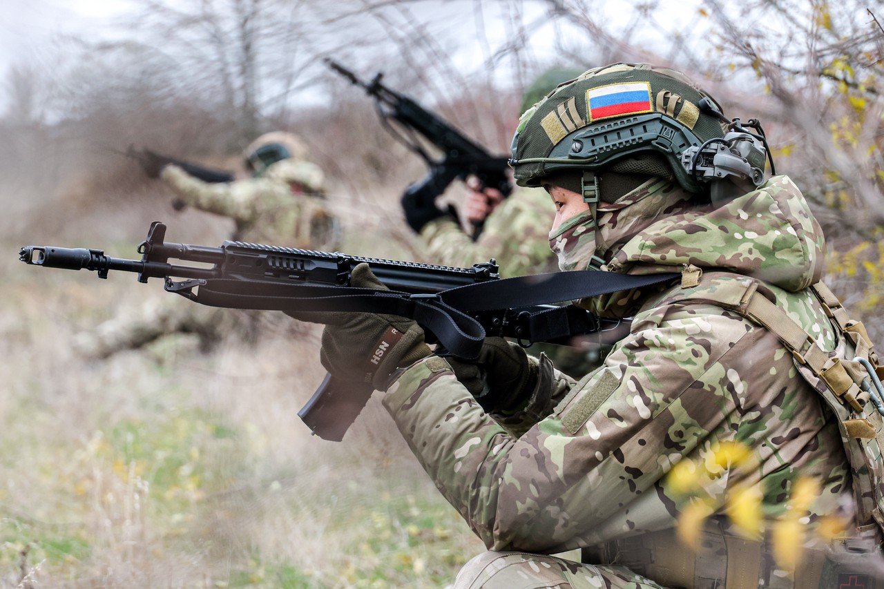 Российские штурмовики спасают жителей Курской области из-под пуль