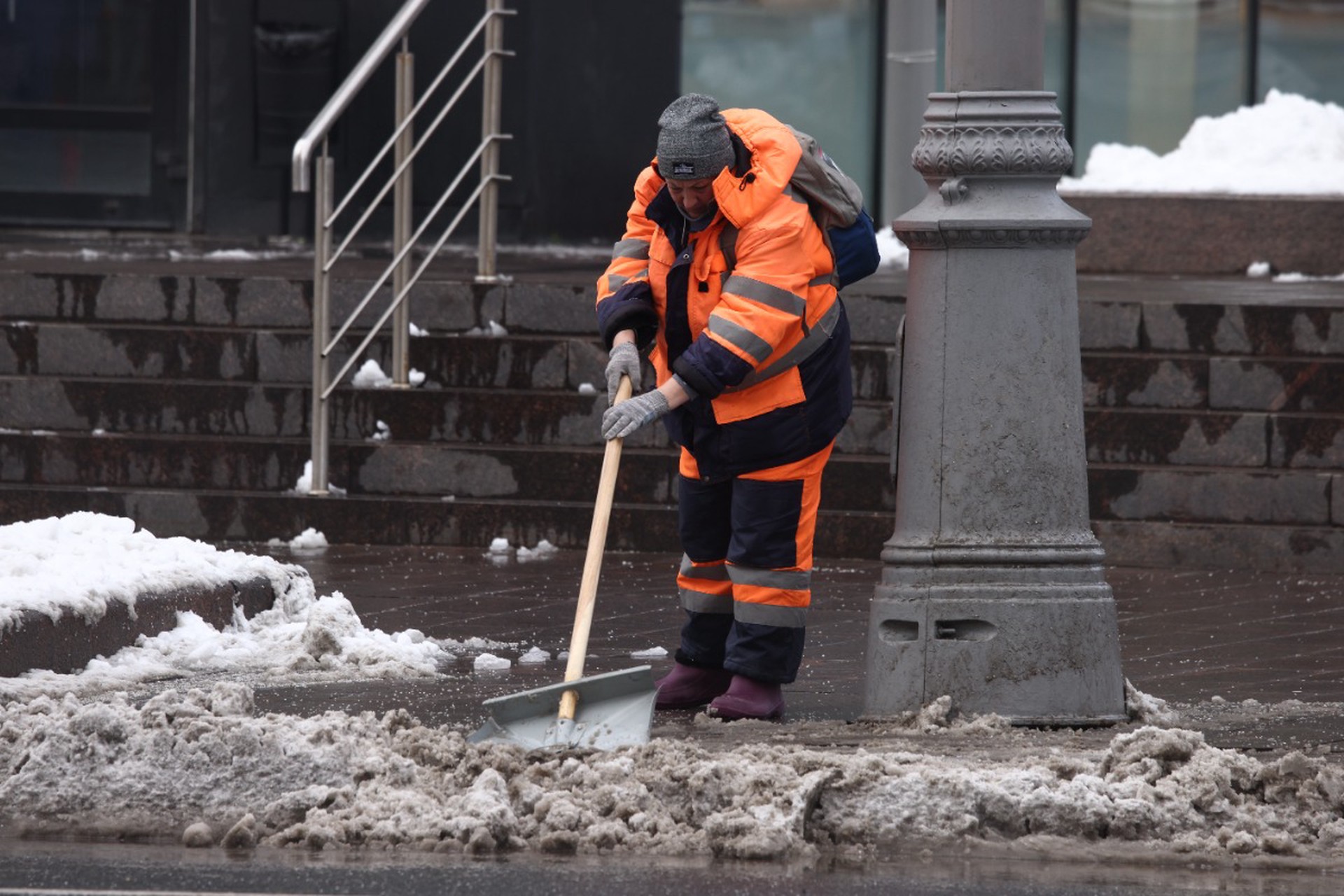 Стало известно, какие химикаты скрываются в зимней “каше” под ногами