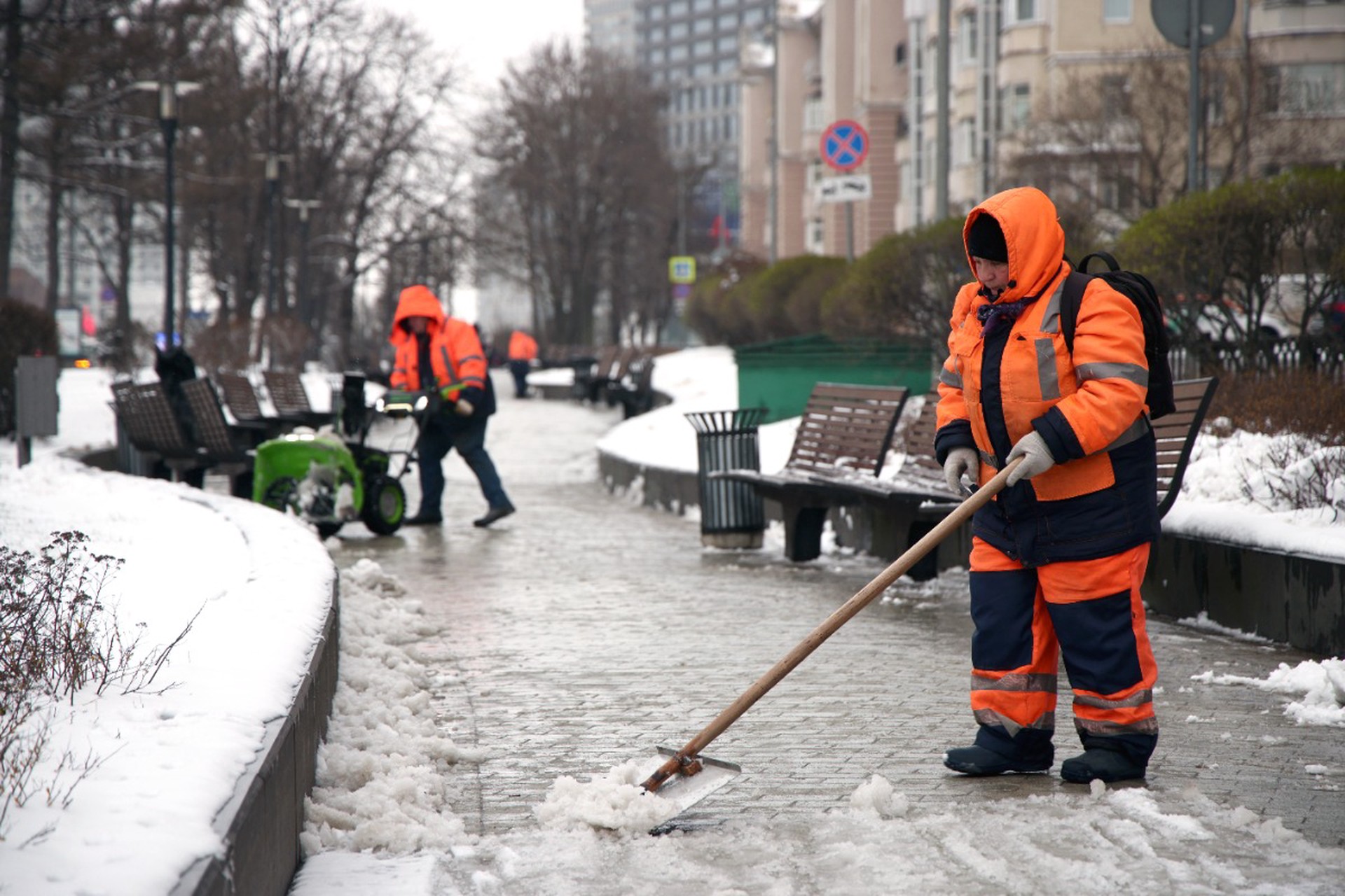 Россиянам рассказали, как заставить коммунальщиков убирать снег