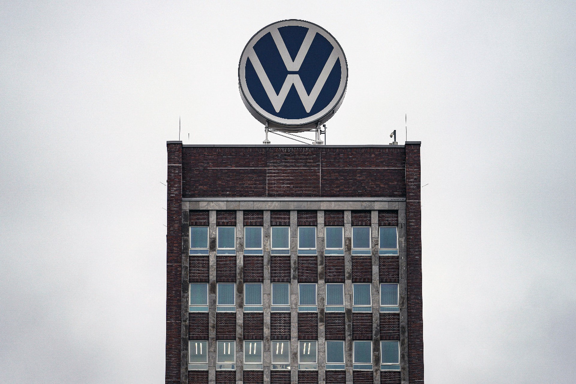 Главное к утру 8 апреля: VW может начать выпуск броневиков, Китай отказал Трампу, Эстония собралась топить гражданские суда