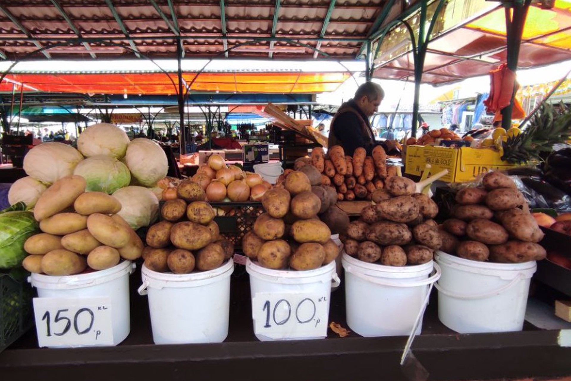 Экономист объяснил, почему молодежь стала ходить на рынки