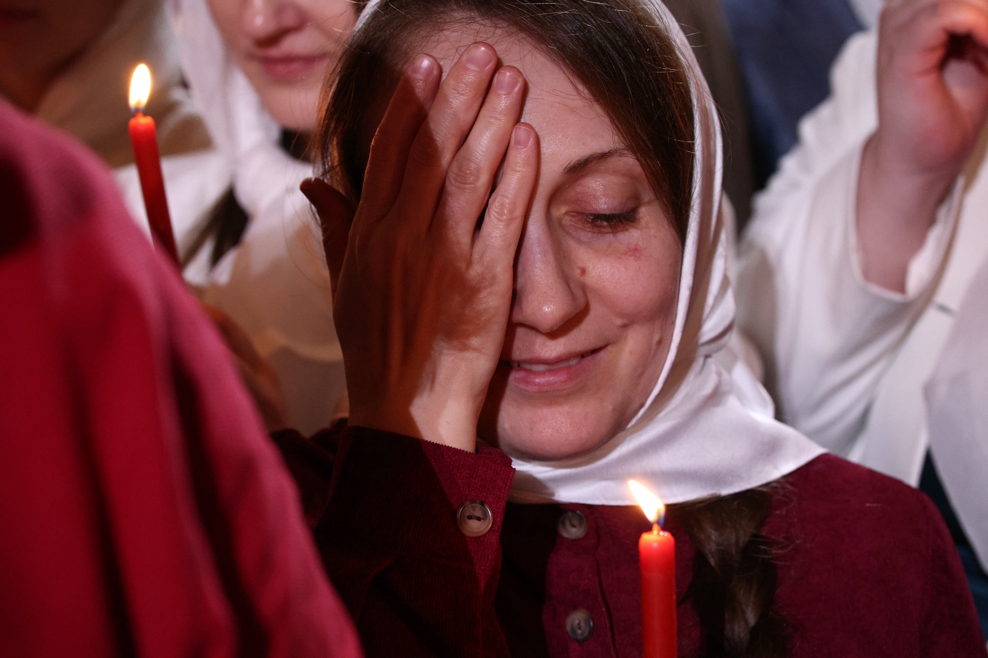 Частицу Благодатного огня доставили в Москву 