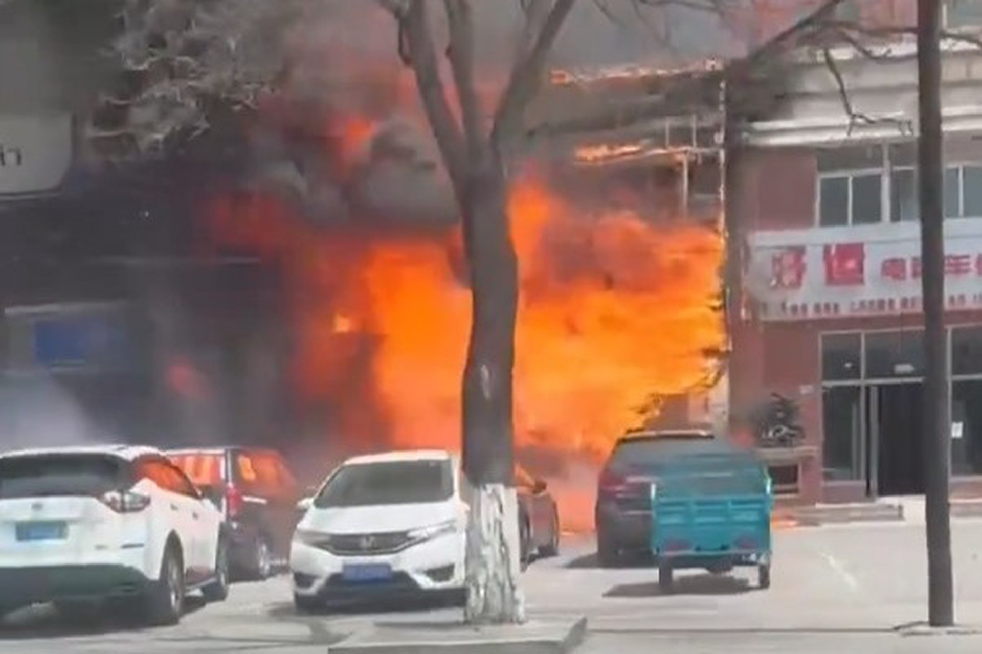 Не менее 22 человек погибли при пожаре в китайском ресторане