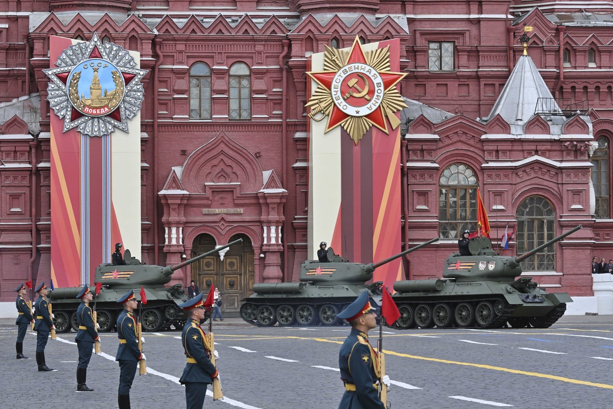 Танки Т-34 открыли механизированную часть парада Победы в Москве