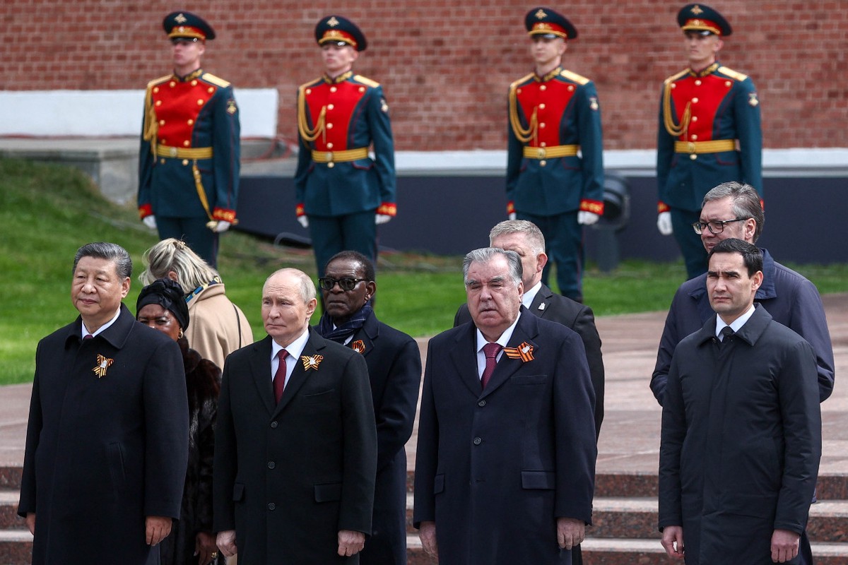 Путин возложил цветы к Вечному огню у Могилы Неизвестного Солдата