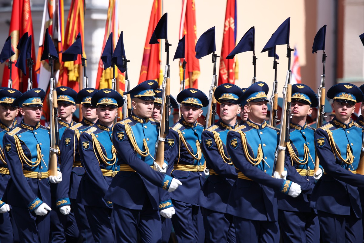 Главное к утру 9 мая: парад Победы на Дальнем Востоке, рабочий ужин в Кремле, историческая память в Прибалтике