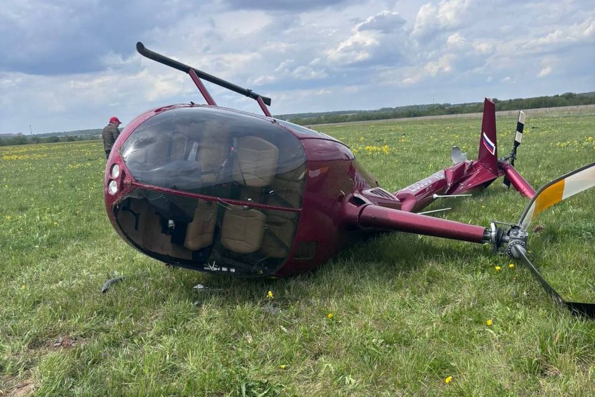 В Подмосковье совершил жесткую посадку вертолет Robinson