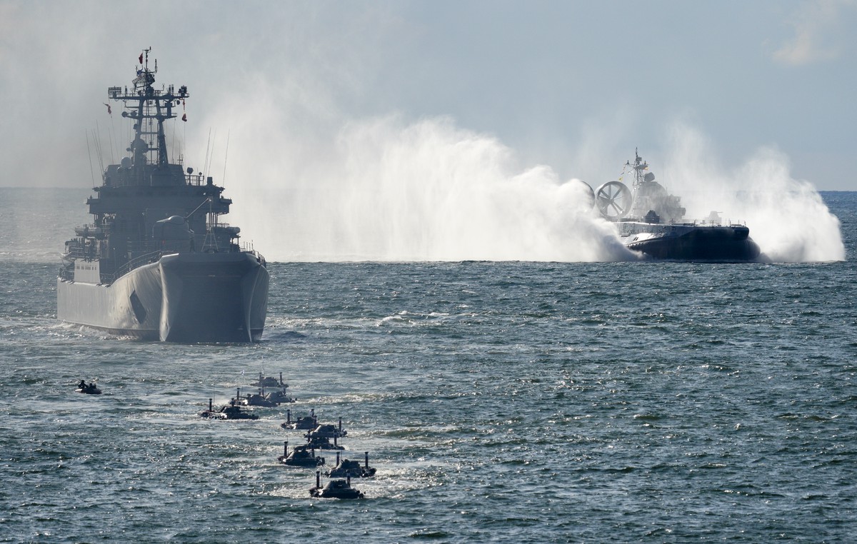 Десятки военных кораблей России вышли в Балтийское море для учений
