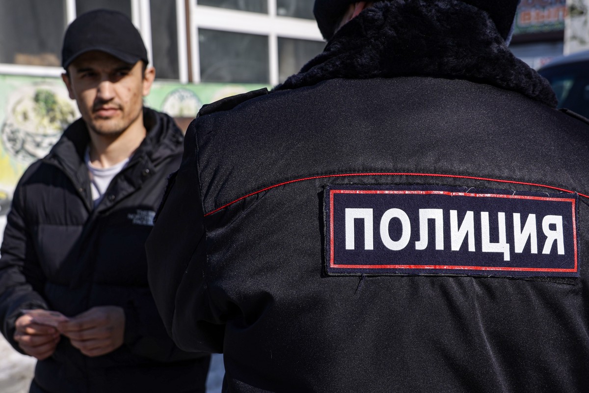 Почти 30 мигрантов отправятся на родину после рейдов в Петербурге