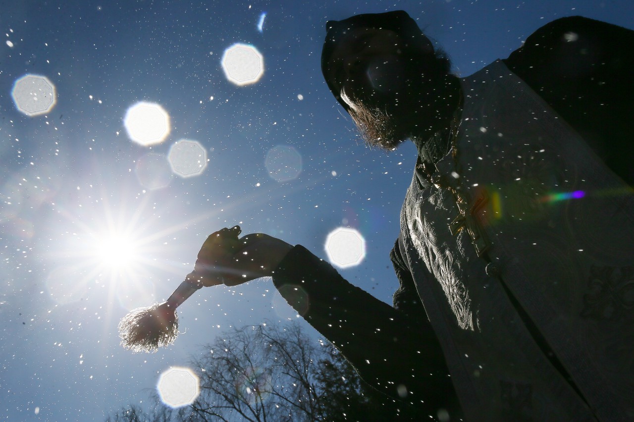 «От баллистических ракет до шариковой ручки»: в РПЦ предложили утвердить практику освящения необычных предметов