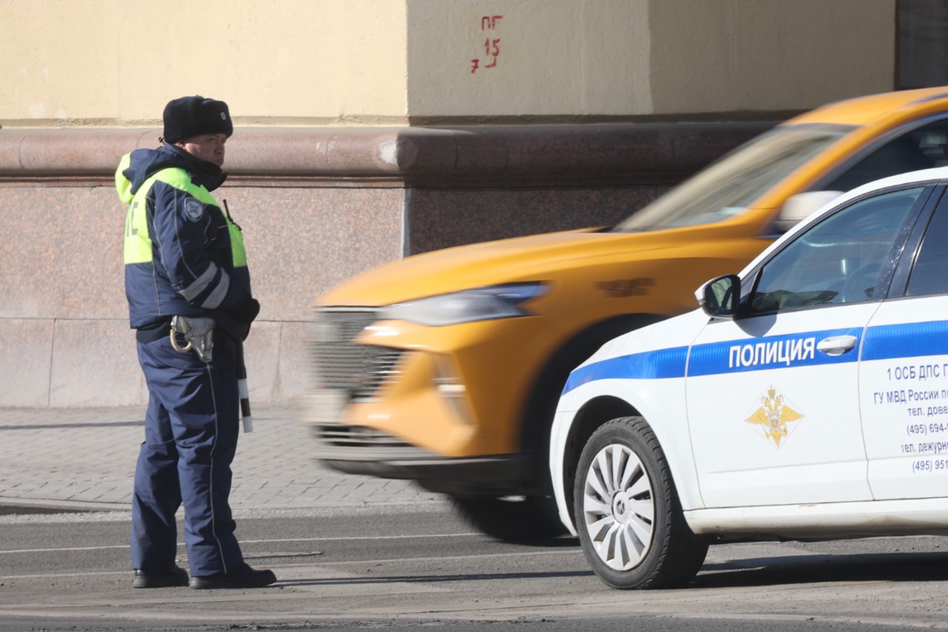 Иномарка с дипномерами снесла пушку в сквере на юго-западе Москвы