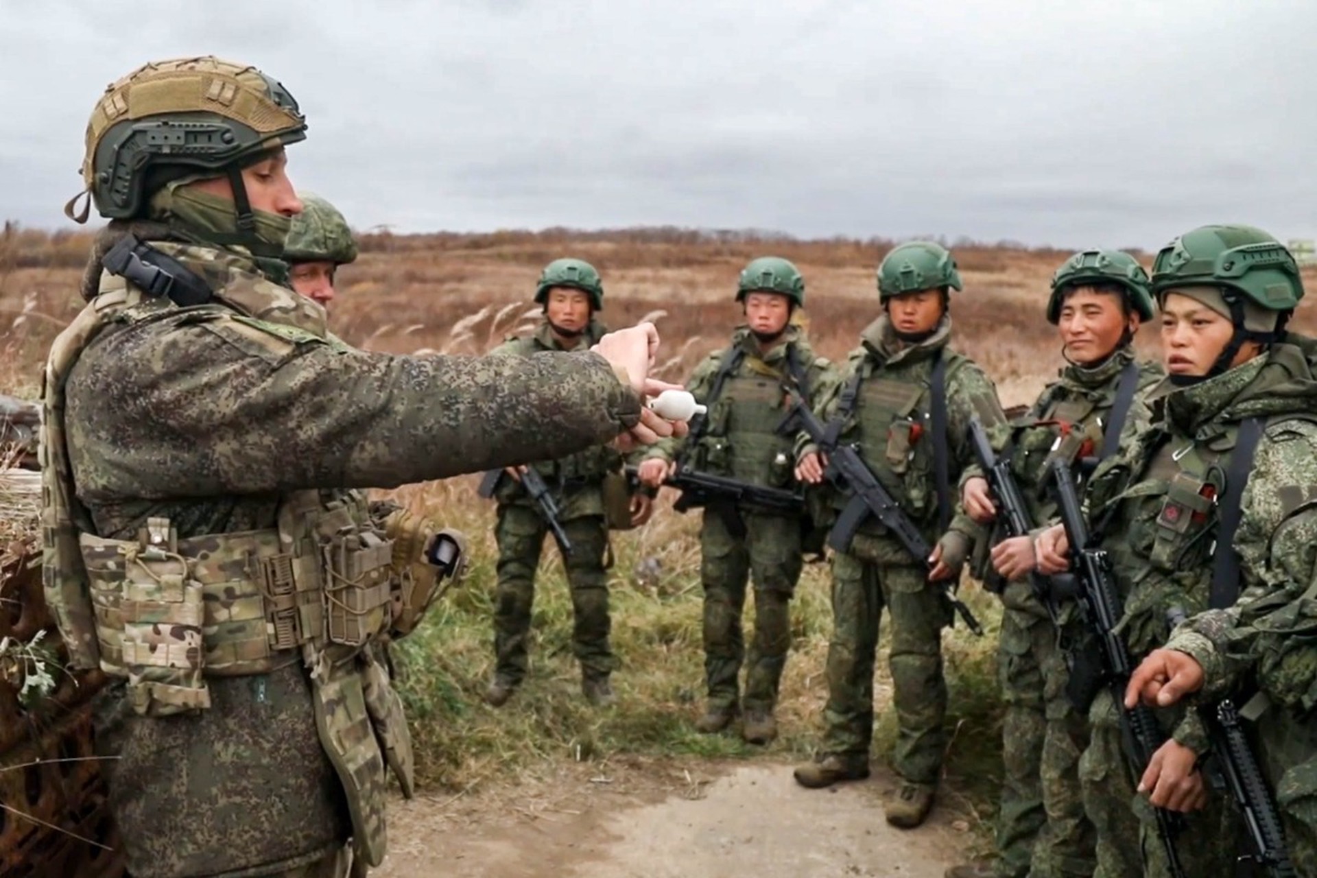 Шойгу поблагодарил военных из КНДР за защиту Курской области