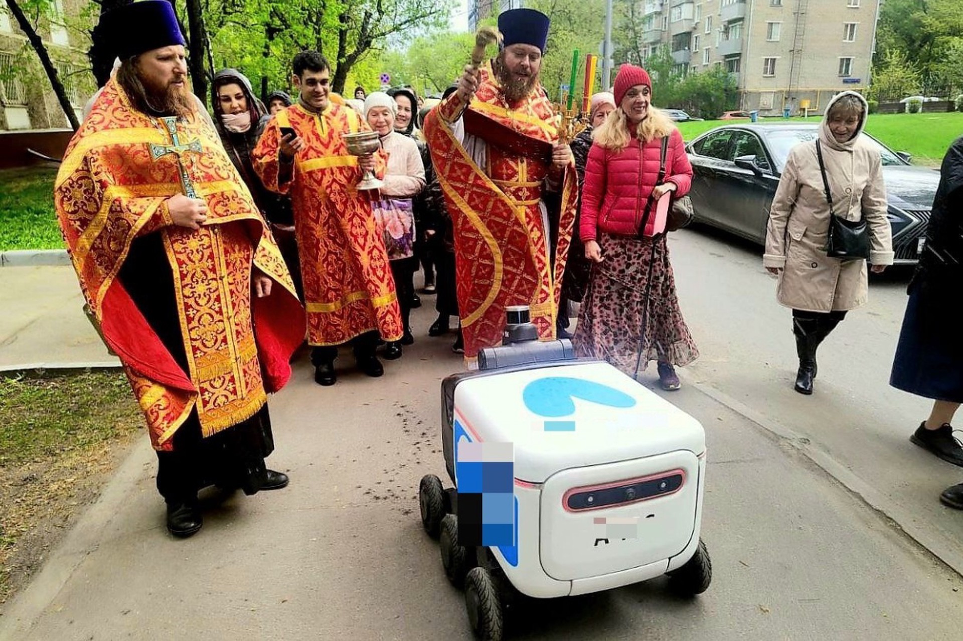 Робота-доставщика освятили во время крестного хода в Москве