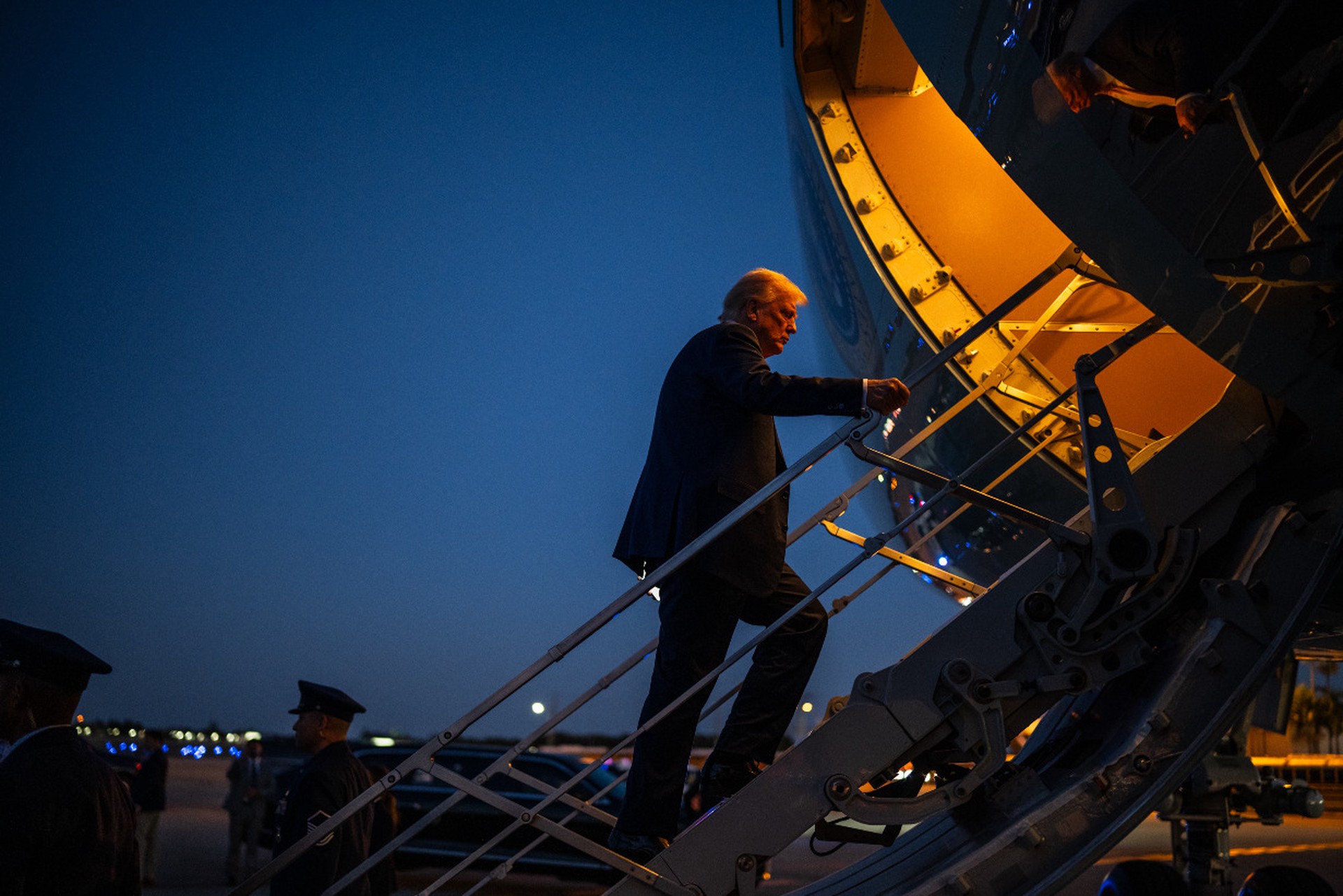 Трамп споткнулся, поднимаясь по трапу самолета