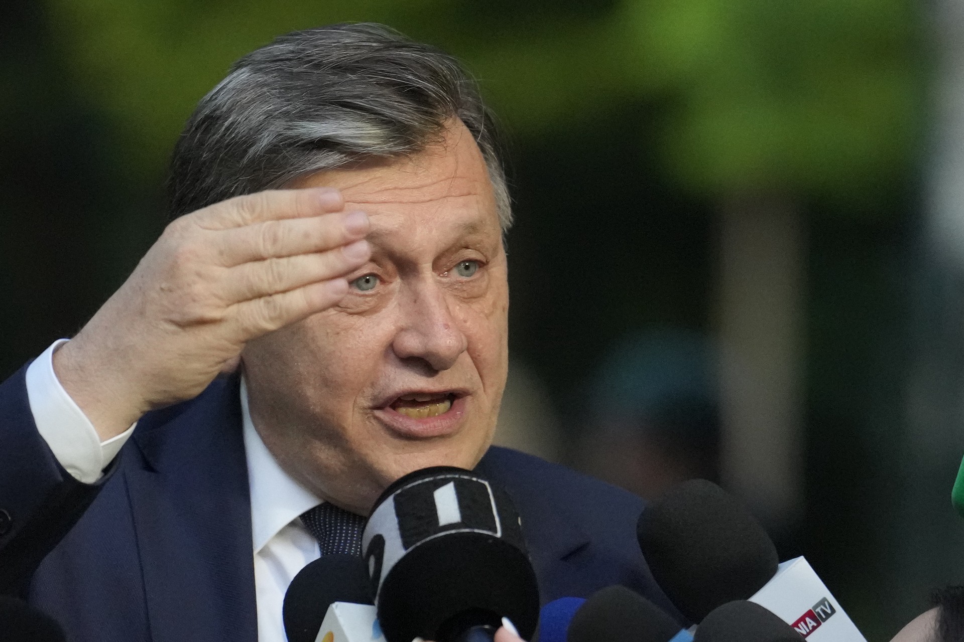 Кандидат от властей Румынии не проходит во второй тур выборов президента
