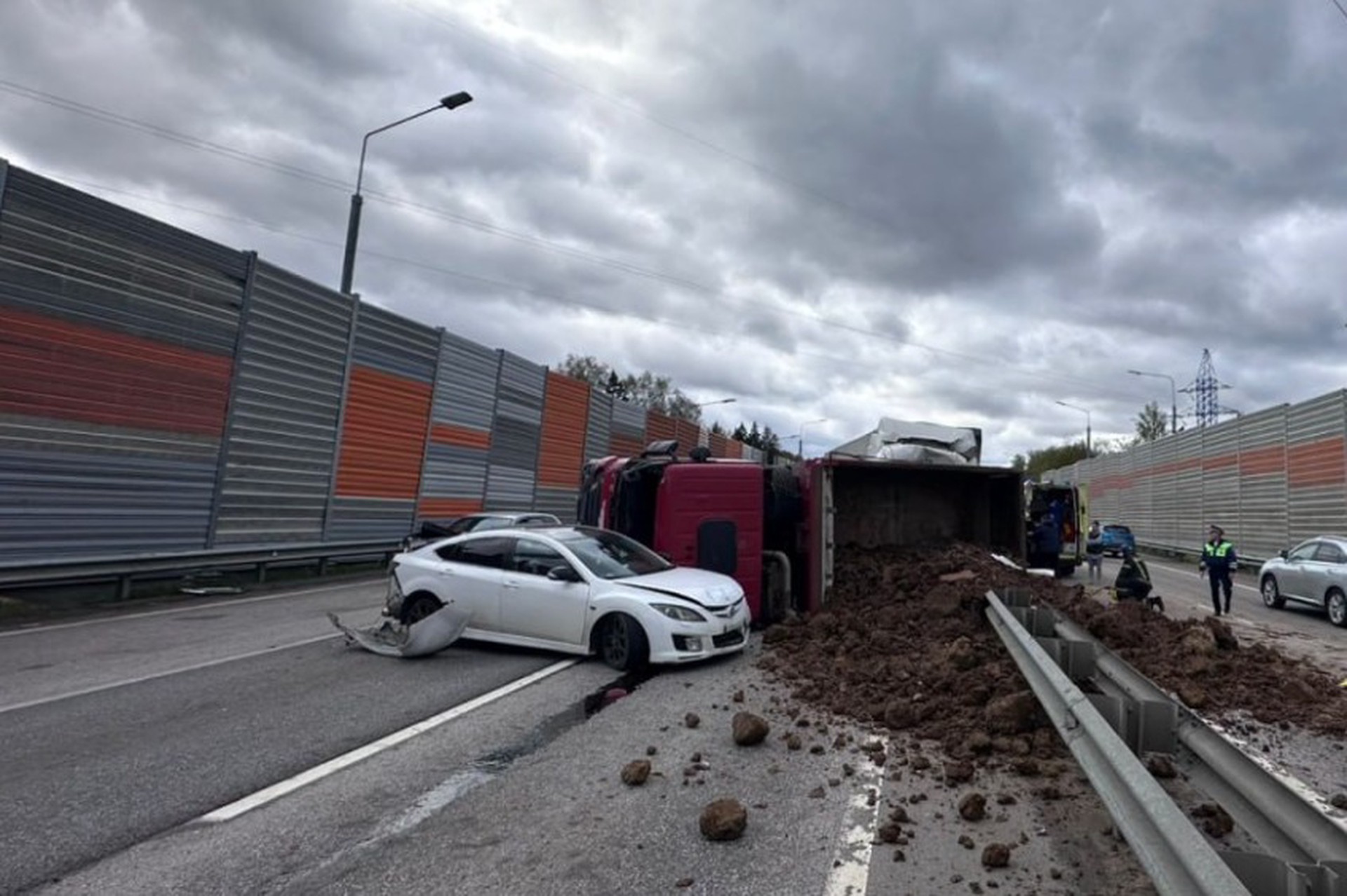 Водитель грузовика погиб в массовом ДТП в Подмосковье
