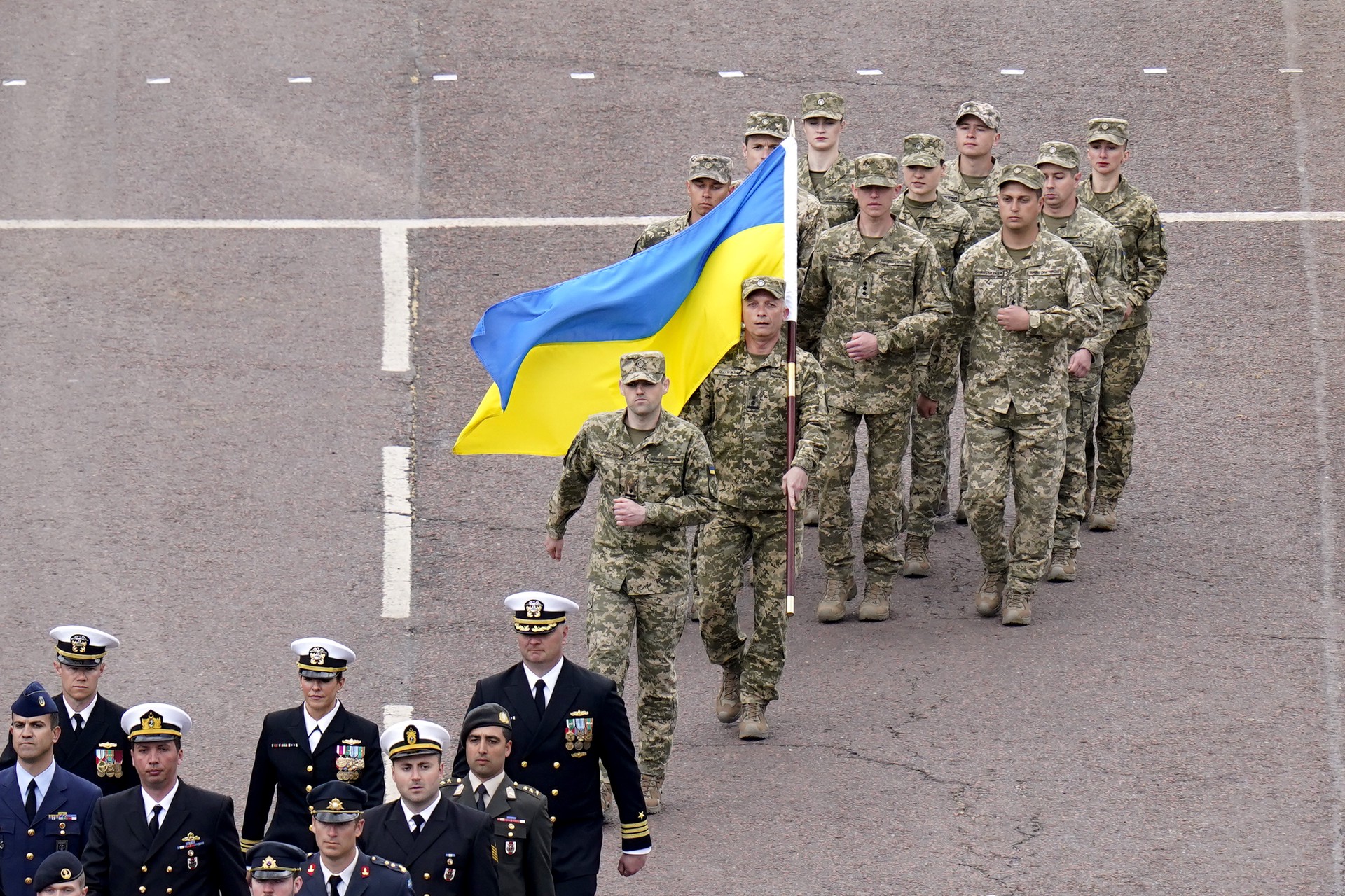 Украинские военные промаршировали по конскому навозу в Лондоне