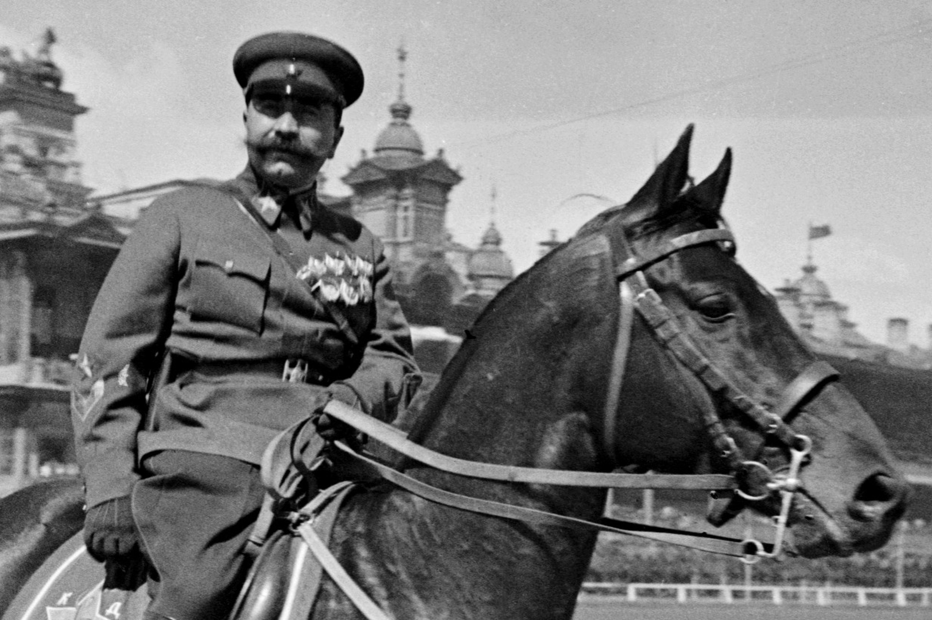 «Для него мирное время даже было более опасным»: внук Семена Буденного поделился воспоминаниями о маршале