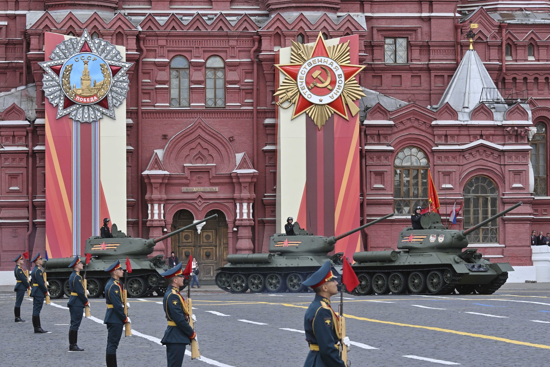 Танки Т-34 открыли механизированную часть парада Победы в Москве