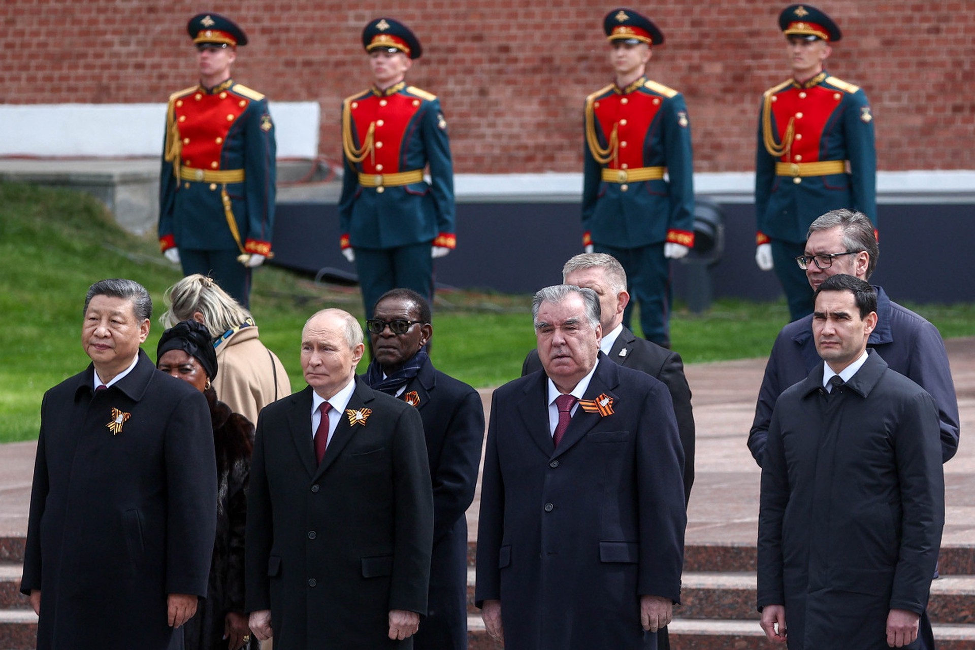 Путин возложил цветы к Вечному огню у Могилы Неизвестного Солдата