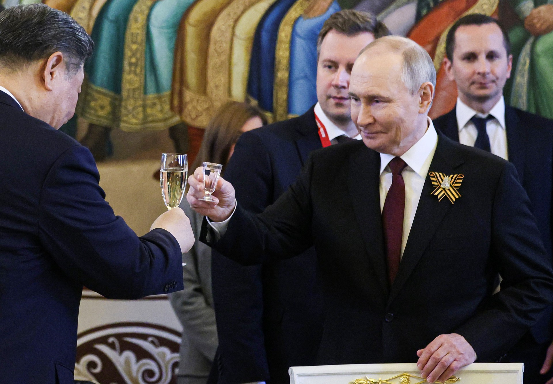 Путин поднял тост за поколение победителей